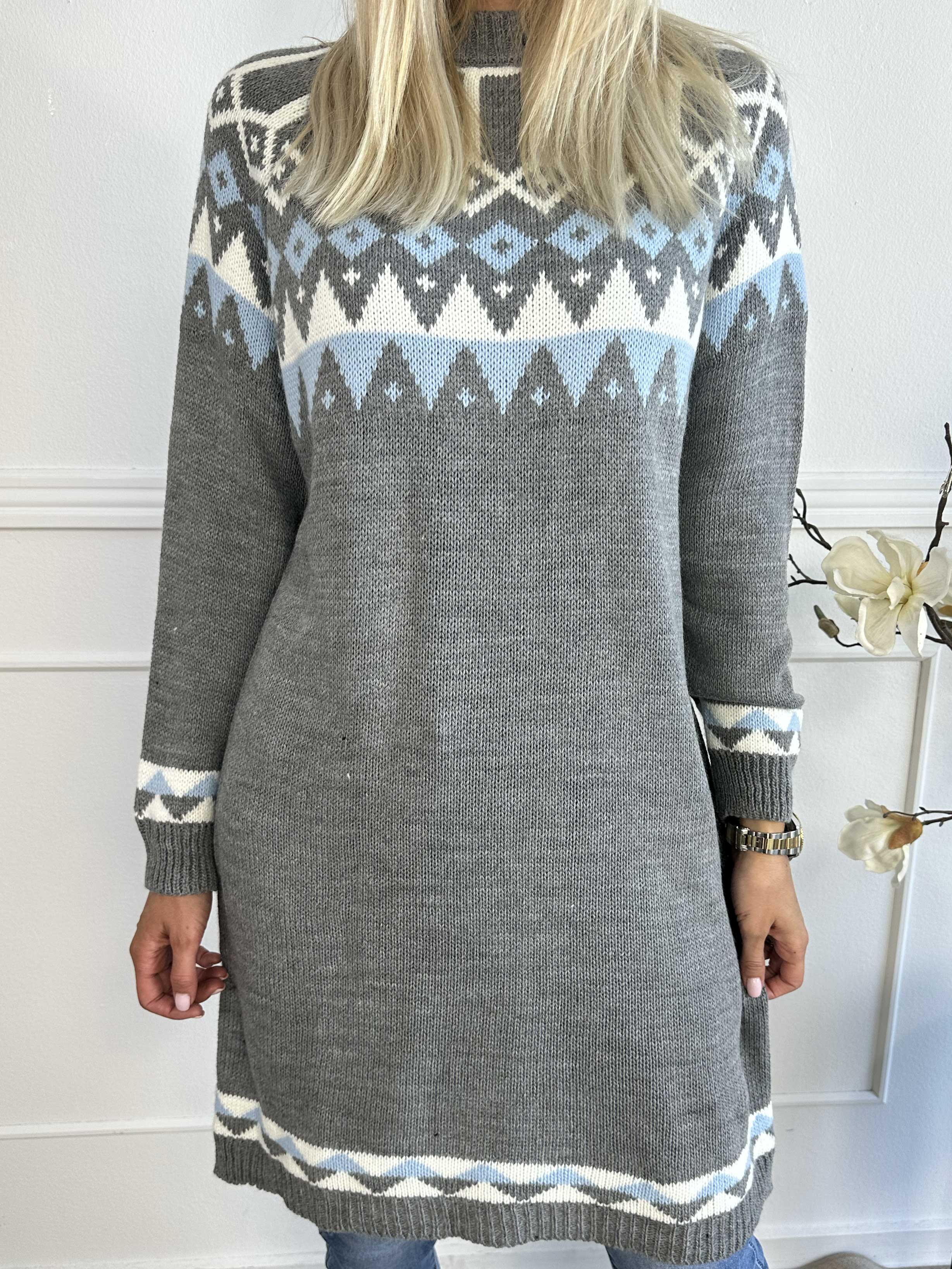 Viola - Stickad klänning med flerfärgat mönster